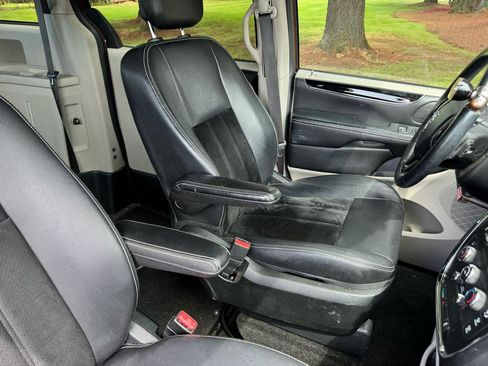 Used 2017 Dodge Grand Caravan SXT FWD image 15