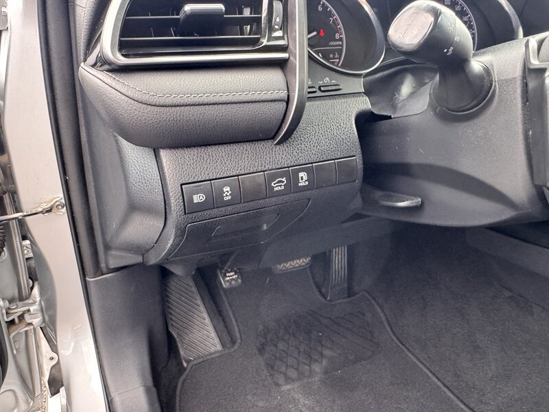 Used 2019 Toyota Camry SE FWD image 13