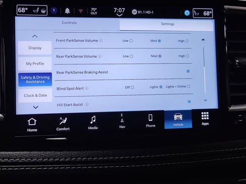 Used 2024 Chrysler Pacifica Limited image 11