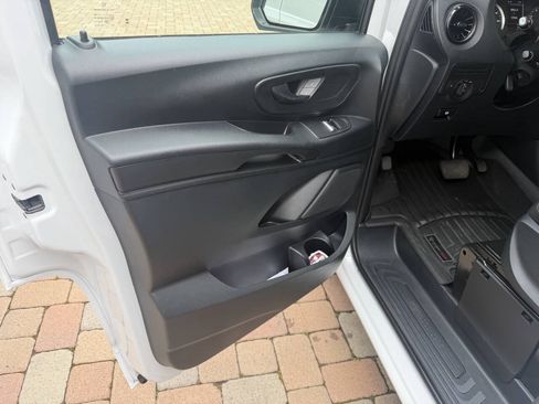 Used 2023 Mercedes-Benz Metris image 7