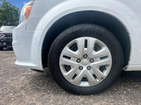 Used 2020 Dodge Grand Caravan SE w/ UConnect Hands-Free Group FWD image 19