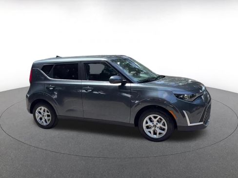 Used 2025 Kia Soul LX w/ LX Technology Package FWD image 2