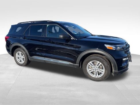 Used 2022 Ford Explorer XLT w/ Equipment Group 202A image 9