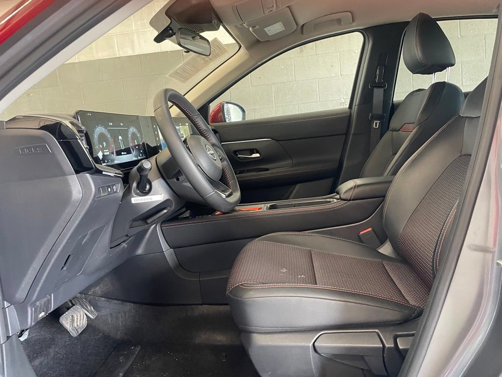 Certified 2025 Nissan Kicks SR FWD image 10