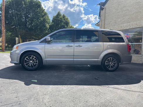 Used 2017 Dodge Grand Caravan SXT FWD image 2