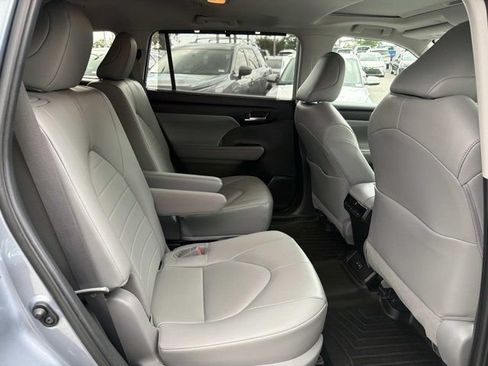 Used 2023 Toyota Highlander XLE FWD image 20