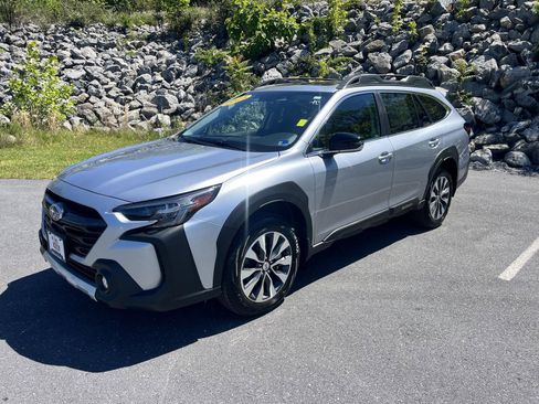 Certified 2025 Subaru Outback Limited AWD/4WD image 3