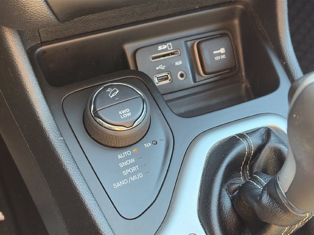 Used 2018 Jeep Cherokee Latitude Plus w/ Cold Weather Group AWD/4WD image 23