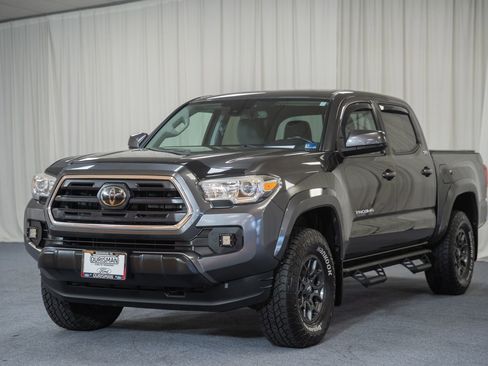 Used 2018 Toyota Tacoma SR5 AWD/4WD image 3