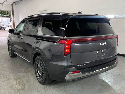 Used 2025 Kia Carnival SX FWD image 4