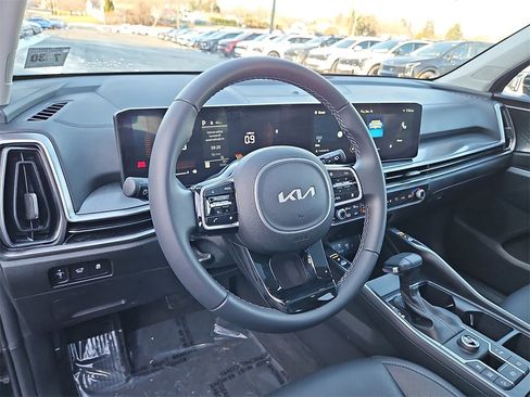 Certified 2025 Kia Sorento EX w/ Panoramic Sunroof Package image 30