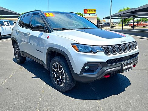 Used 2025 Jeep Compass Trailhawk AWD/4WD image 2