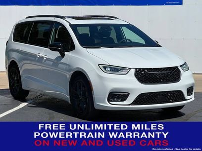 Used 2025 Chrysler Pacifica Limited w/ Uconnect Theater Family Group