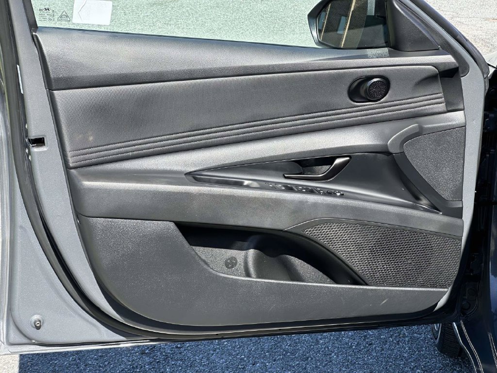 Used 2025 Hyundai Elantra SEL FWD image 15