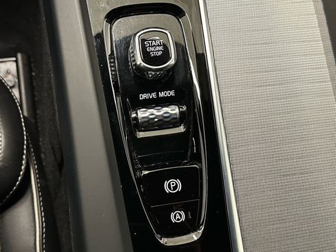 Used 2018 Volvo XC60 T8 R-Design w/ Convenience Package image 29