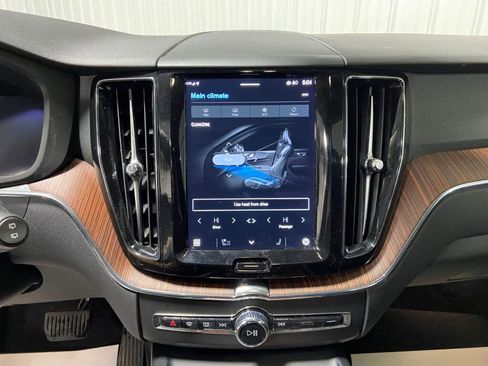 Used 2023 Volvo XC60 B5 Plus image 13