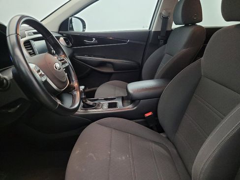 Used 2019 Kia Sorento LX w/ LX Convenience Package image 17