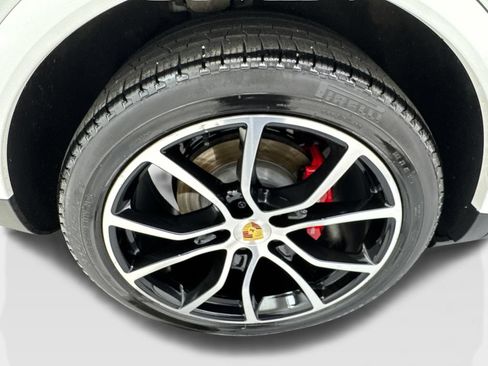Used 2022 Porsche Cayenne w/ Premium Package AWD/4WD image 79