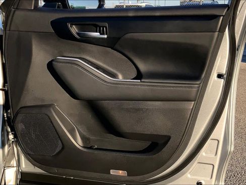 Certified 2025 Toyota Highlander XLE image 21