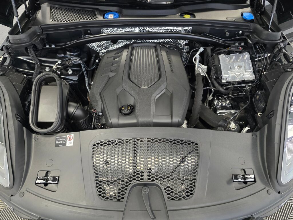 Certified 2025 Porsche Macan AWD/4WD image 11