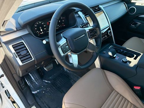 New 2026 Land Rover Discovery Dynamic SE image 26