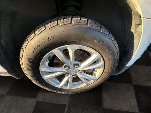 Used 2017 Chevrolet Equinox LT w/ Convenience Package image 11