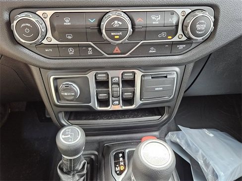 New 2025 Jeep Gladiator Sport image 10