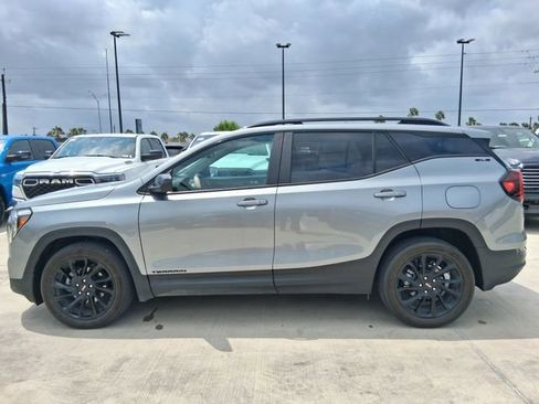 Used 2024 GMC Terrain SLE w/ Driver Convenience Package FWD image 4