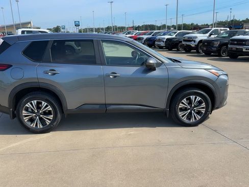 Used 2023 Nissan Rogue SV FWD image 2