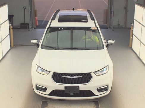 Used 2023 Chrysler Pacifica Limited FWD image 9
