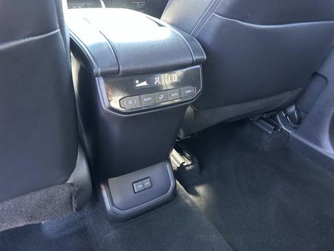 Used 2023 Toyota Highlander XLE AWD/4WD image 30