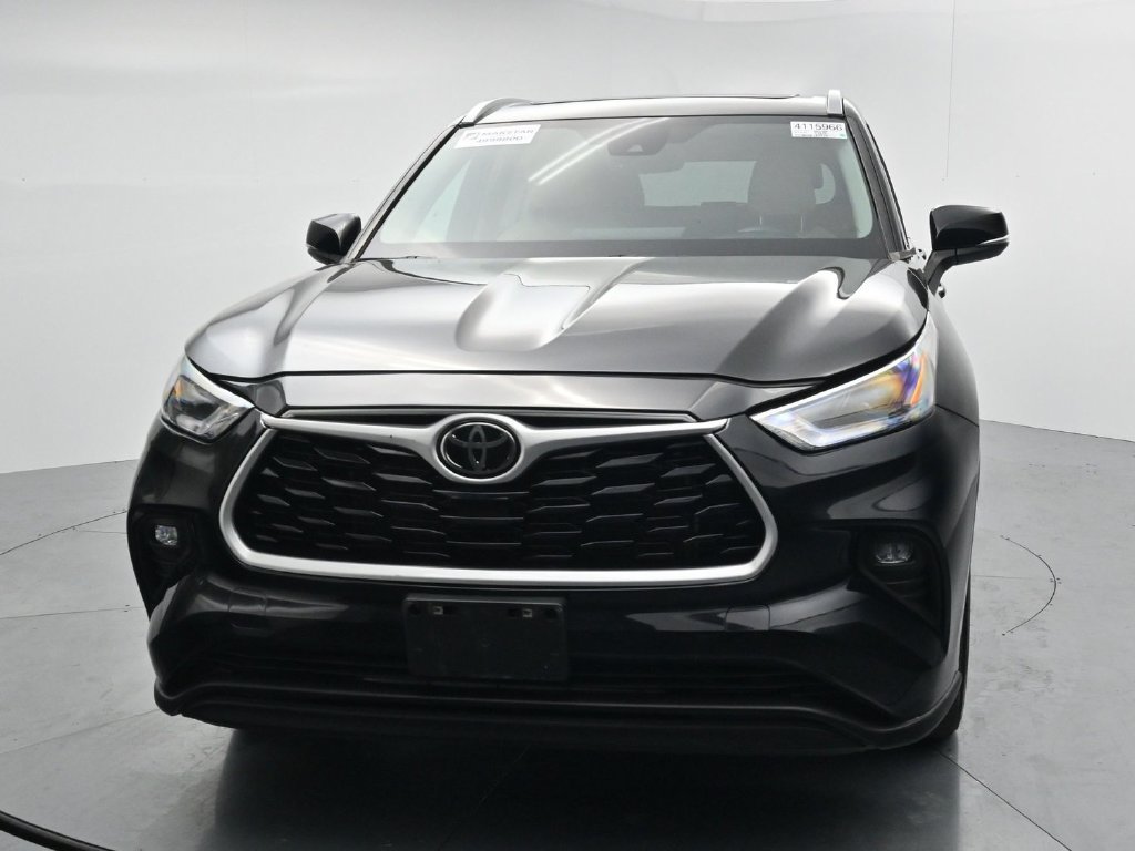 Used 2023 Toyota Highlander XLE AWD/4WD image 3