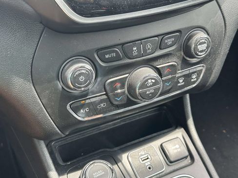 Used 2019 Jeep Cherokee Limited AWD/4WD image 27
