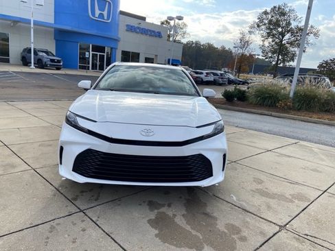 Used 2025 Toyota Camry LE image 3