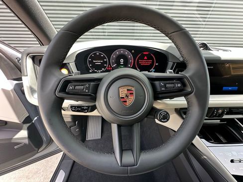 Used 2025 Porsche Cayenne S image 18