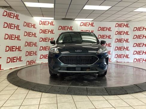 Used 2022 Ford Escape SE w/ Cold Weather Package FWD image 2
