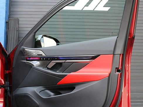 Used 2025 BMW M5 w/ Carbon Package image 23