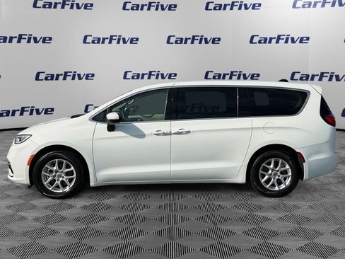 Used 2023 Chrysler Pacifica Touring-L FWD image 2