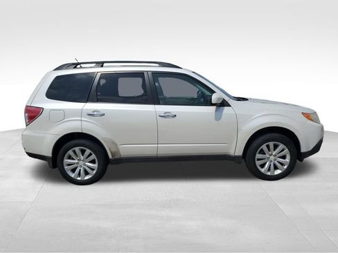 Used 2011 Subaru Forester 2.5X Premium w/ All-Weather Pkg AWD/4WD image 3