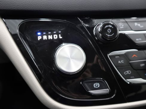 Used 2024 Chrysler Pacifica Touring-L image 46