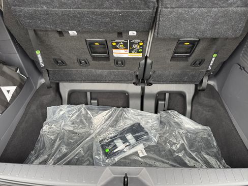 Used 2023 Toyota Sienna Limited image 12
