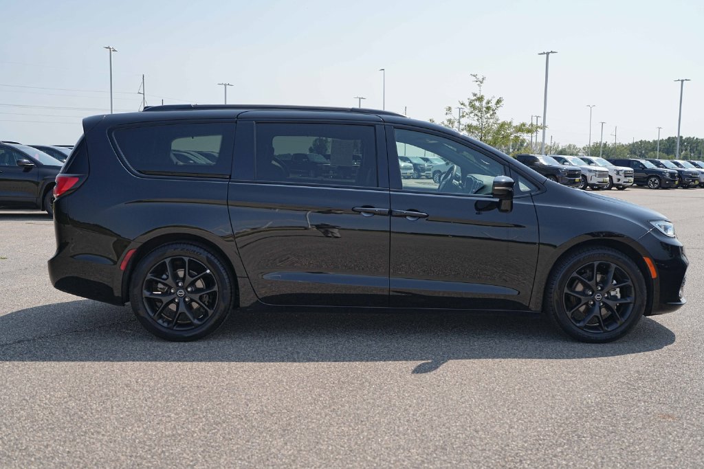 Used 2025 Chrysler Pacifica Limited FWD image 6