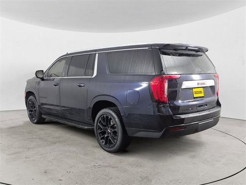 Used 2023 GMC Yukon XL SLE image 3