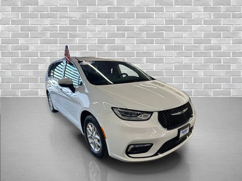 Used 2023 Chrysler Pacifica Touring-L image 7