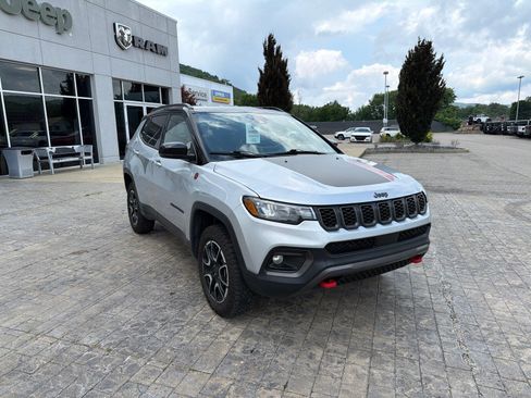 Used 2025 Jeep Compass Trailhawk AWD/4WD image 2