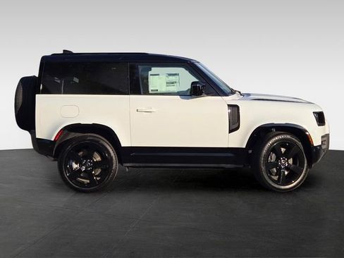 Used 2025 Land Rover Defender 90 X-Dynamic SE image 4