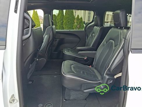 Used 2025 Chrysler Pacifica Limited FWD image 10