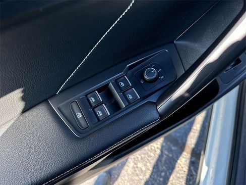 Used 2022 Volkswagen Tiguan SE w/ Panoramic Sunroof Package image 13