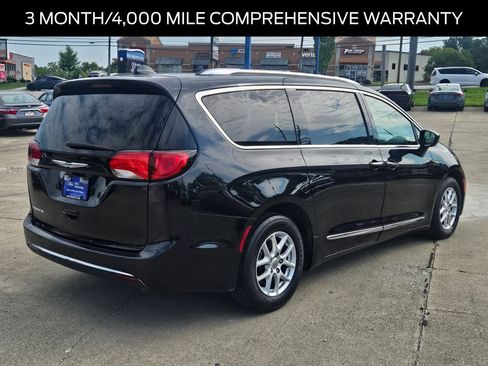 Used 2020 Chrysler Pacifica Touring-L FWD image 4