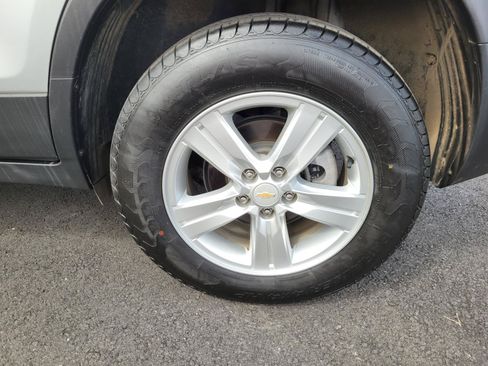 Used 2021 Chevrolet Trax LS w/ Tint and Cruise Package AWD/4WD image 9